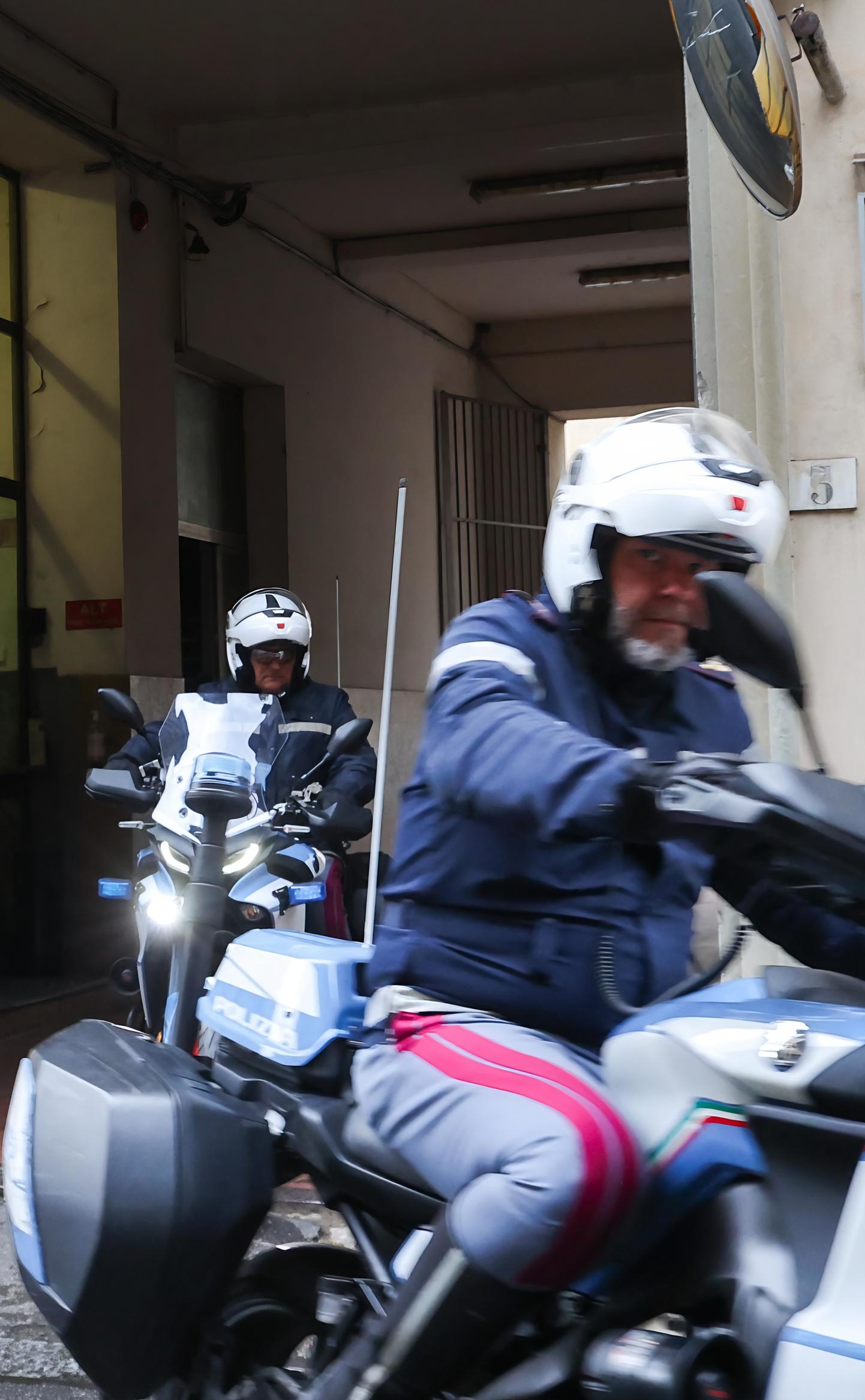 https://www.lanazione.it/image-service/view/acePublic/alias/contentid/ZDI3ZTQxNTUtZWYyZS00/0/due-baby-ladri-assaltano-portavalori.jpeg