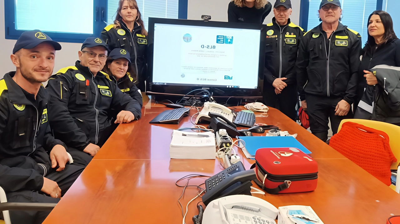 La visita dei volontari nella sala operativa del 118 Toscana Nord Ovest La visita dei volontari nella sala operativa del 118 Toscana Nord Ovest