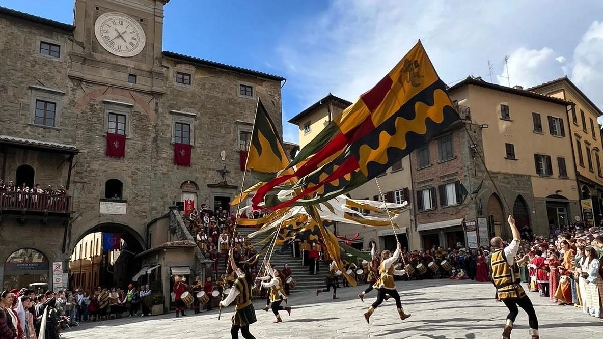 La giostra dell’Archidado si tiene ogni anno a Cortona nella prima domenica di giugno. I quintieri della città si sfideranno in un torneo di tiro con la balestra. La giostra dell’Archidado si tiene ogni anno a Cortona nella prima domenica di giugno. I quintieri della città si sfideranno in un torneo di tiro con la balestra.