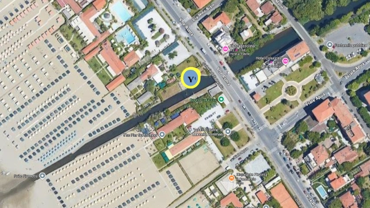 Nella mappa - cerchiato in giallo - il punto dove è stata individuata la chiazza di idrocarburi, molto vicino al mare