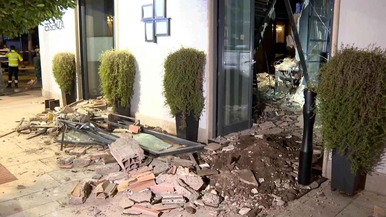 Il ristorante: 'La causa del crollo resta sconosciuta' Il ristorante: 'La causa del crollo resta sconosciuta'