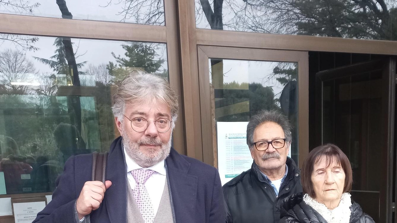 L’avvocato Enrico Valentini ieri davanti al tribunale con Daniele e Ivano Casini L’avvocato Enrico Valentini ieri davanti al tribunale con Daniele e Ivano Casini