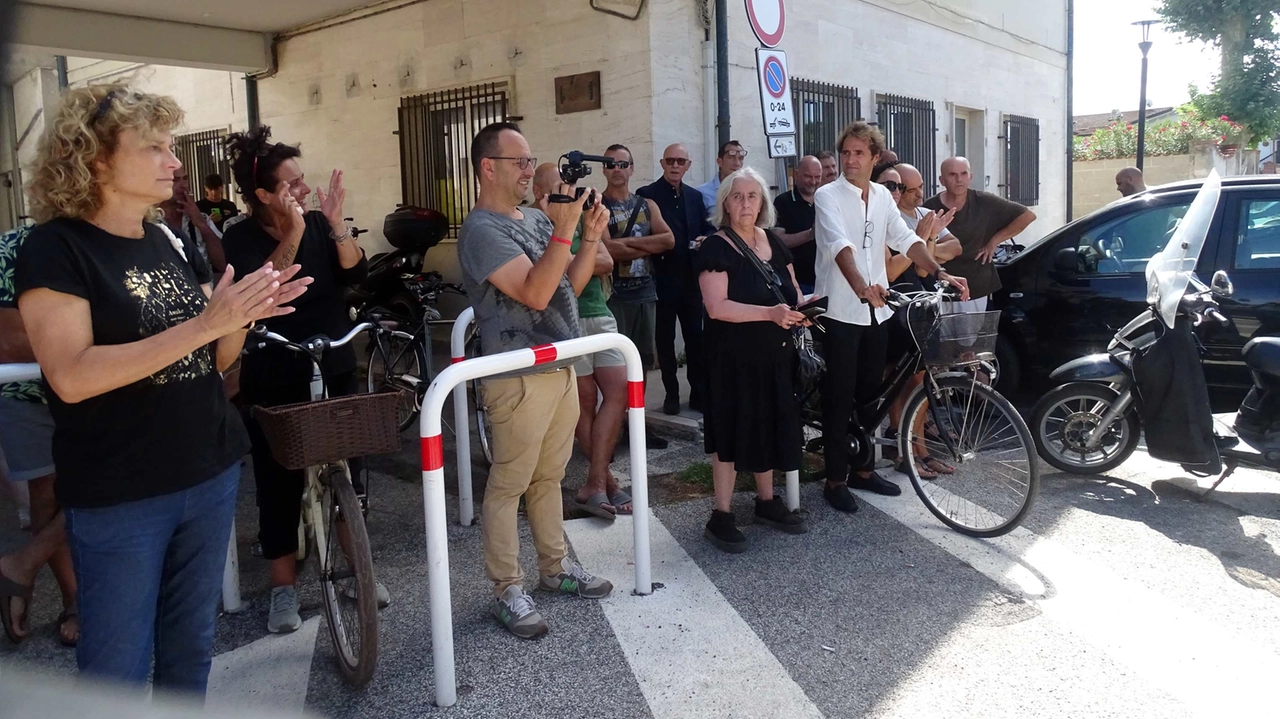 Alcune decine di persone si sono ritrovate ieri mattina davanti alla stazione di Torre del Lago per invocare maggiore sicurezza e dire basta all’imperversare della criminalità