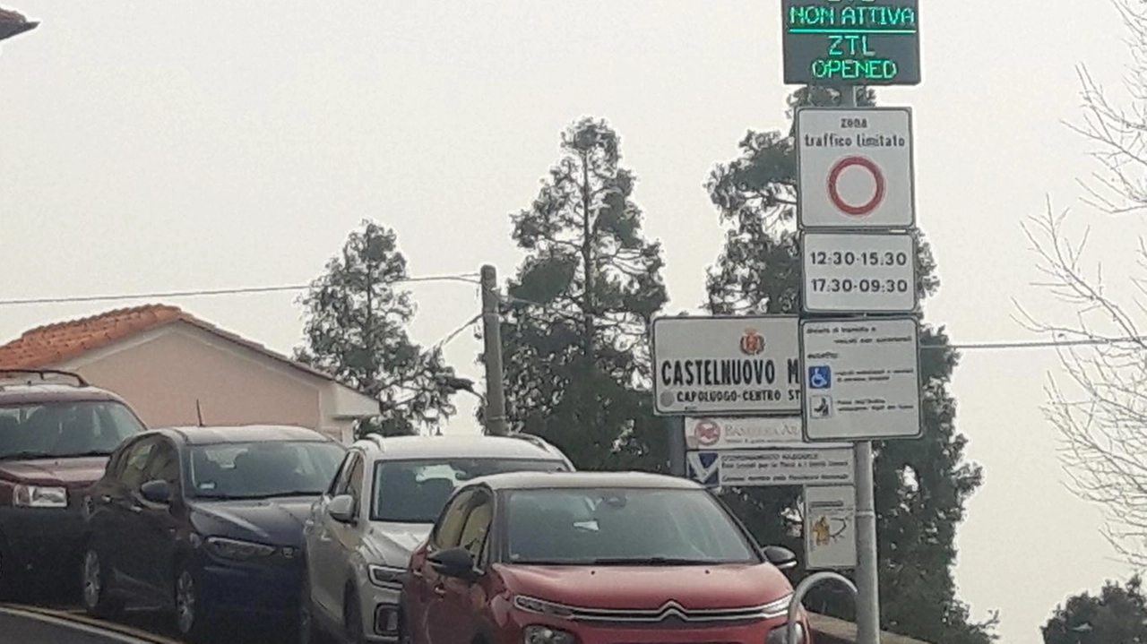 L’accesso al borgo collinare di Castelnuovo Magra che tornerà a essere disciplinato dagli orari della zona a traffico limitato che ovviamente non riguarda i residenti già dotati del permesso