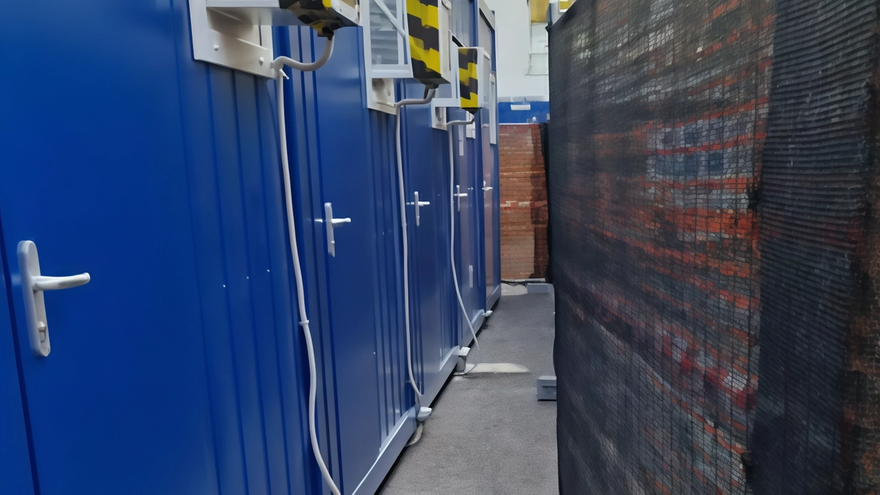 Il corridoio che divide l’area del cantiere dai moduli utilizzati come spogliatoi dal personale sanitario dell’ospedale Il corridoio che divide l’area del cantiere dai moduli utilizzati come spogliatoi dal personale sanitario dell’ospedale