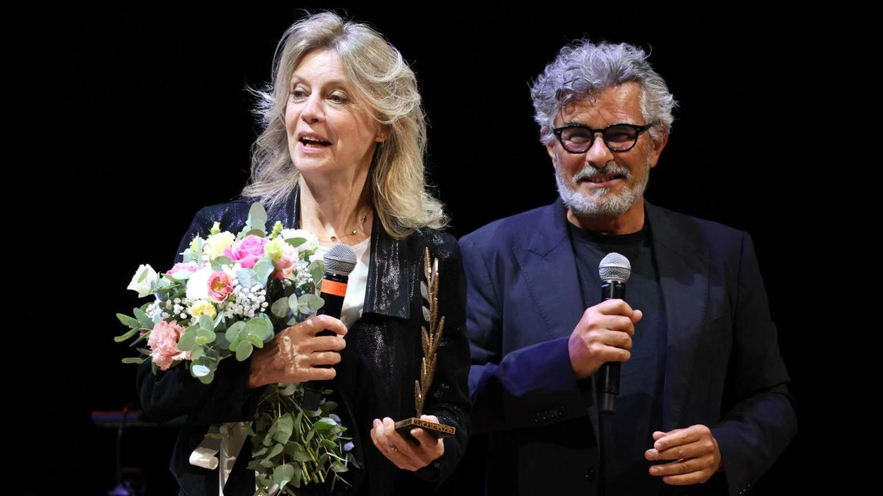Margherita Buy ha ricevuto il Premio Gigi Proietti dal regista Paolo Genovese, direttore artistico del Festival Margherita Buy ha ricevuto il Premio Gigi Proietti dal regista Paolo Genovese, direttore artistico del Festival