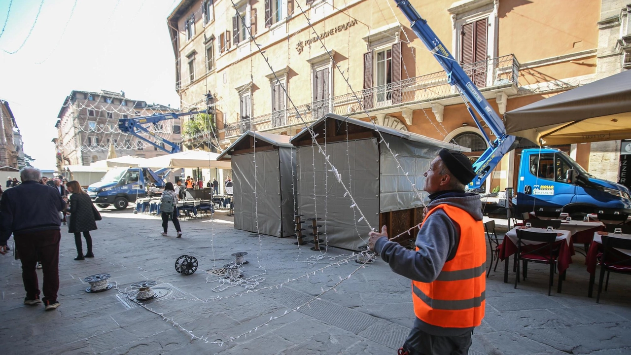 In corso Vannucci compaiono i primi allestimenti del Natale. Un drappeggio di luci tra i palazzi che una volta accese... In corso Vannucci compaiono i primi allestimenti del Natale. Un drappeggio di luci tra i palazzi che una volta accese...