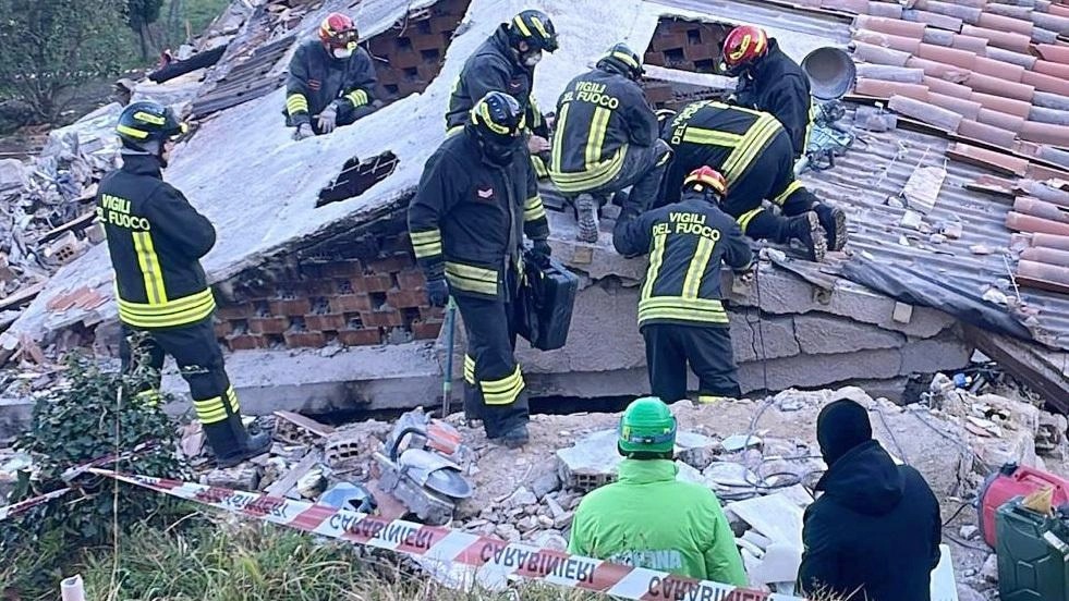 E’ durato molte ore il sopralluogo effettuato dai tecnici incaricati dal Tribunale di Lucca di capire che cosa abbia innescato l’esplosione dello scorso 21 dicembre. a Molazzana E’ durato molte ore il sopralluogo effettuato dai tecnici incaricati dal Tribunale di Lucca di capire che cosa abbia innescato l’esplosione dello scorso 21 dicembre. a Molazzana