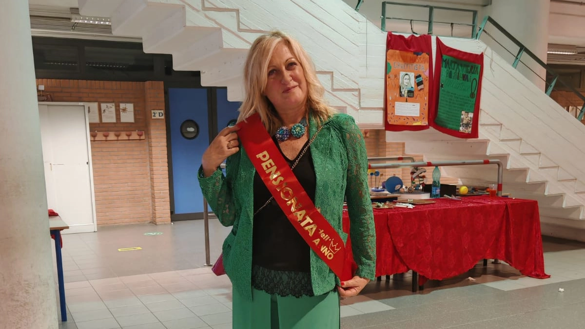 Simona Zoppi durante la festa a scuola con la simpatica fascia di “pensionata“, uno dei regali ricevuti dalle colleghe per la conclusione della carriera nella scuola pubblica Simona Zoppi durante la festa a scuola con la simpatica fascia di “pensionata“, uno dei regali ricevuti dalle colleghe per la conclusione della carriera nella scuola pubblica