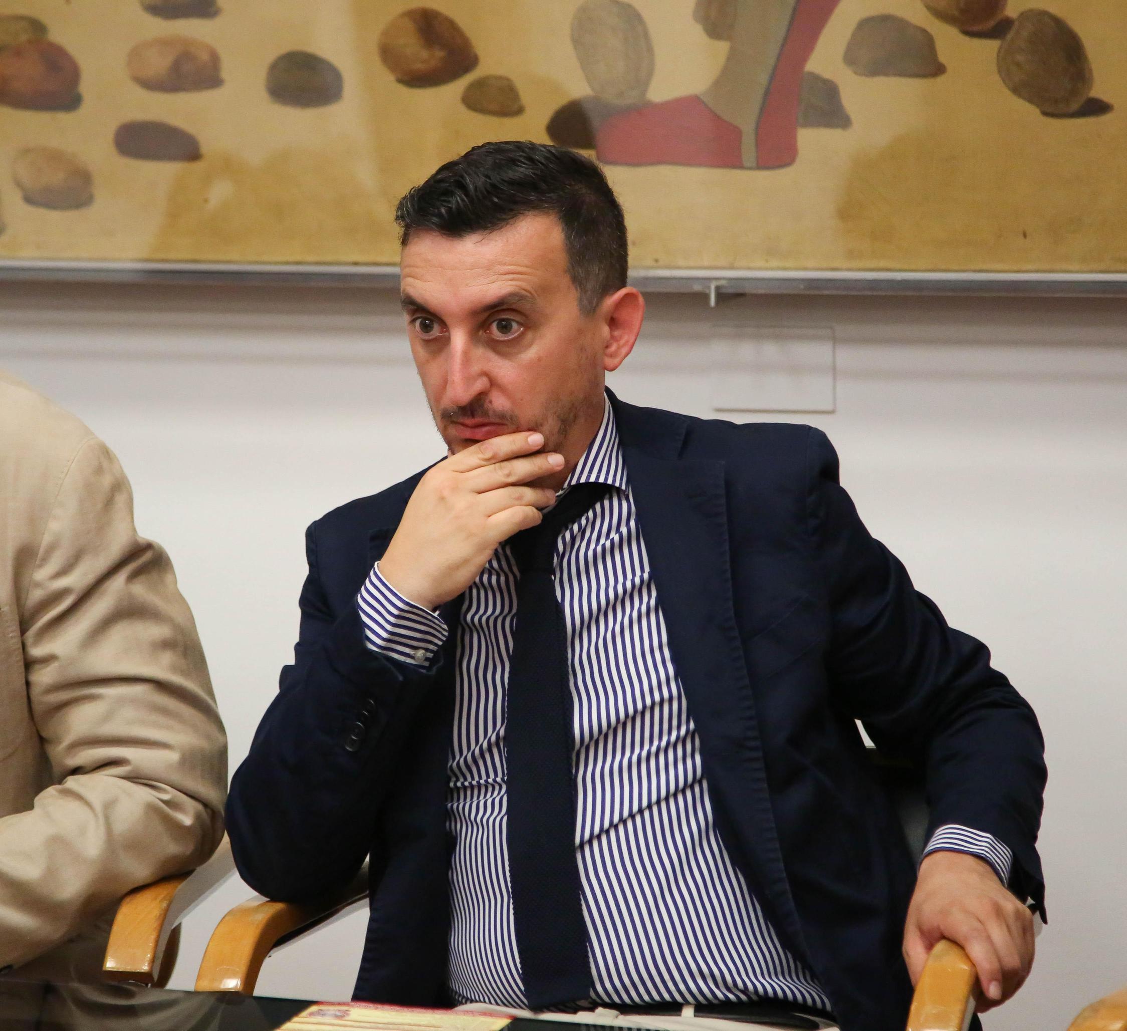 Pd, scoppia il caso Pasquali : "È un candidato ineleggibile" Pd, scoppia il caso Pasquali : "È un candidato ineleggibile"