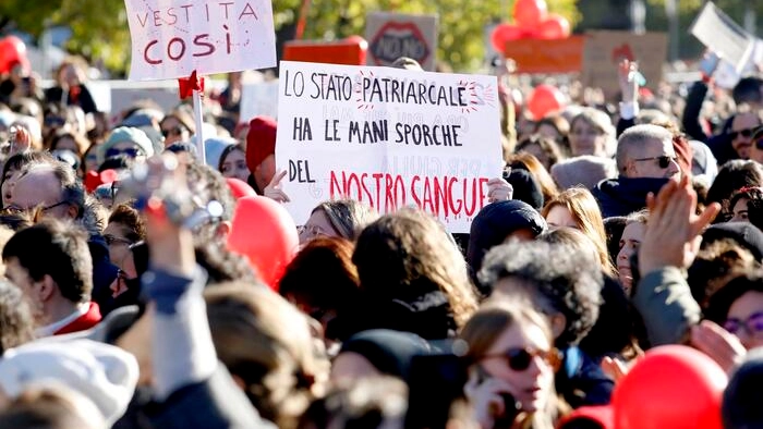 Una manifestazione contro la violenza sulle donne (Foto archivio Ansa) Una manifestazione contro la violenza sulle donne (Foto archivio Ansa)