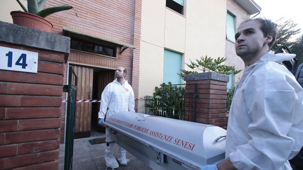 I necrofori della Pubblica Assistenza portano via la salma di Yuleisi Ana Manyoma Casanova, morta in seguito a un colpo di arma da fuoco I necrofori della Pubblica Assistenza portano via la salma di Yuleisi Ana Manyoma Casanova, morta in seguito a un colpo di arma da fuoco