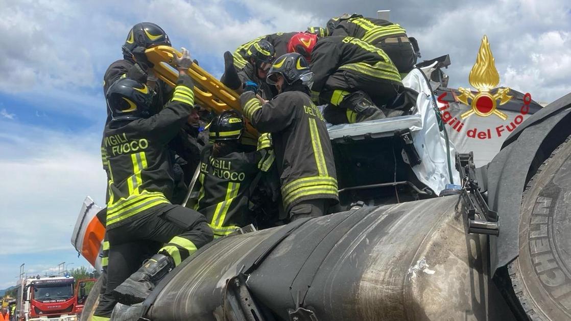 l8217incredibile lavoro dei soccorritori incidente in a1 quei vigili del fuoco che tornavano dal giubileo dei giovani