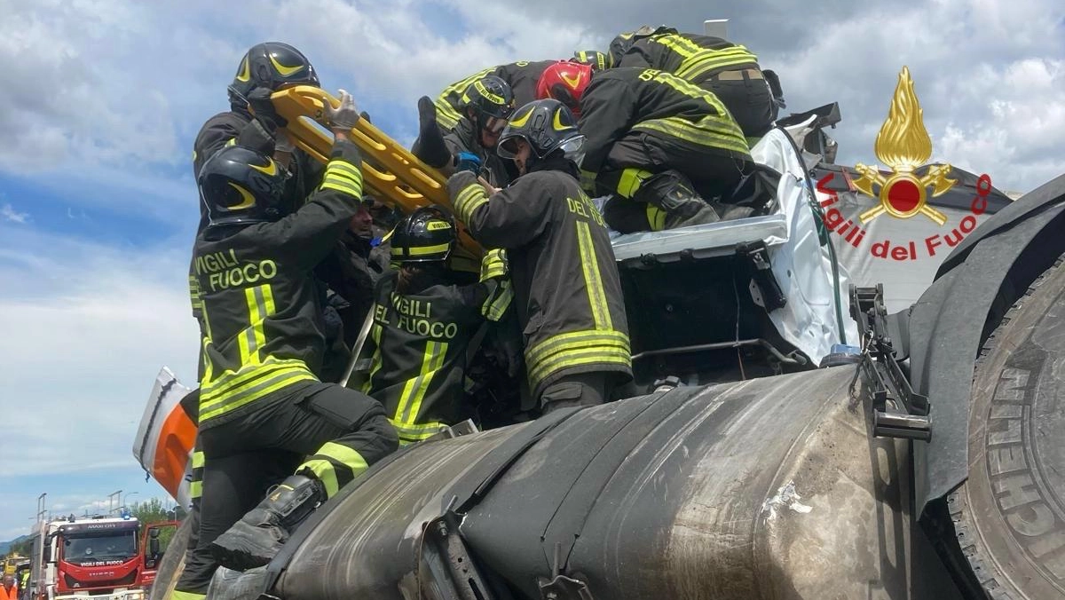 Una delle squadre dei vigili del fuoco intervenuta sul luogo dell'incidente in A1
