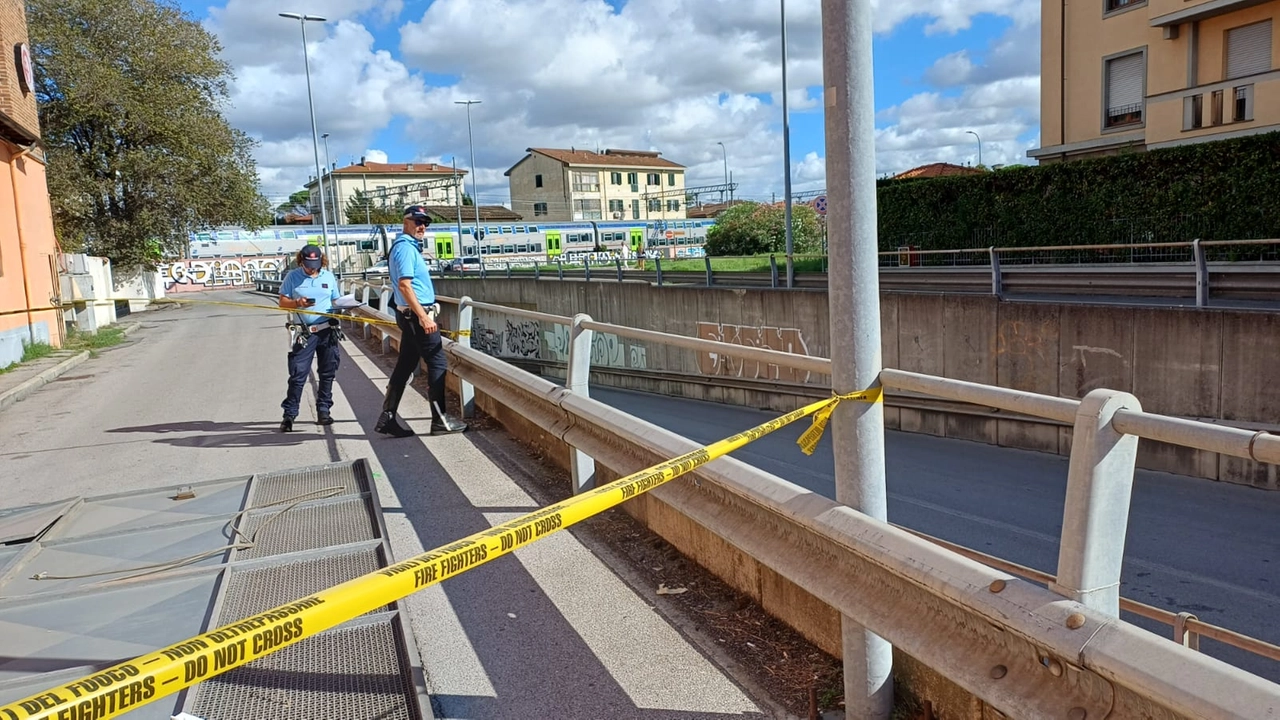 I rilievi della polizia municipale in via Bianchi Bandinelli, a sinistra per terra, la cancellata caduta I rilievi della polizia municipale in via Bianchi Bandinelli, a sinistra per terra, la cancellata caduta