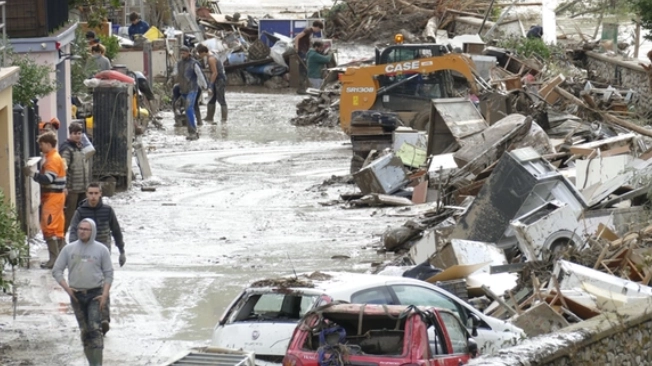 La distruzione a Gamberame, nel comune di Vaiano. La provincia di Prato fu sconvolta dall'alluvione