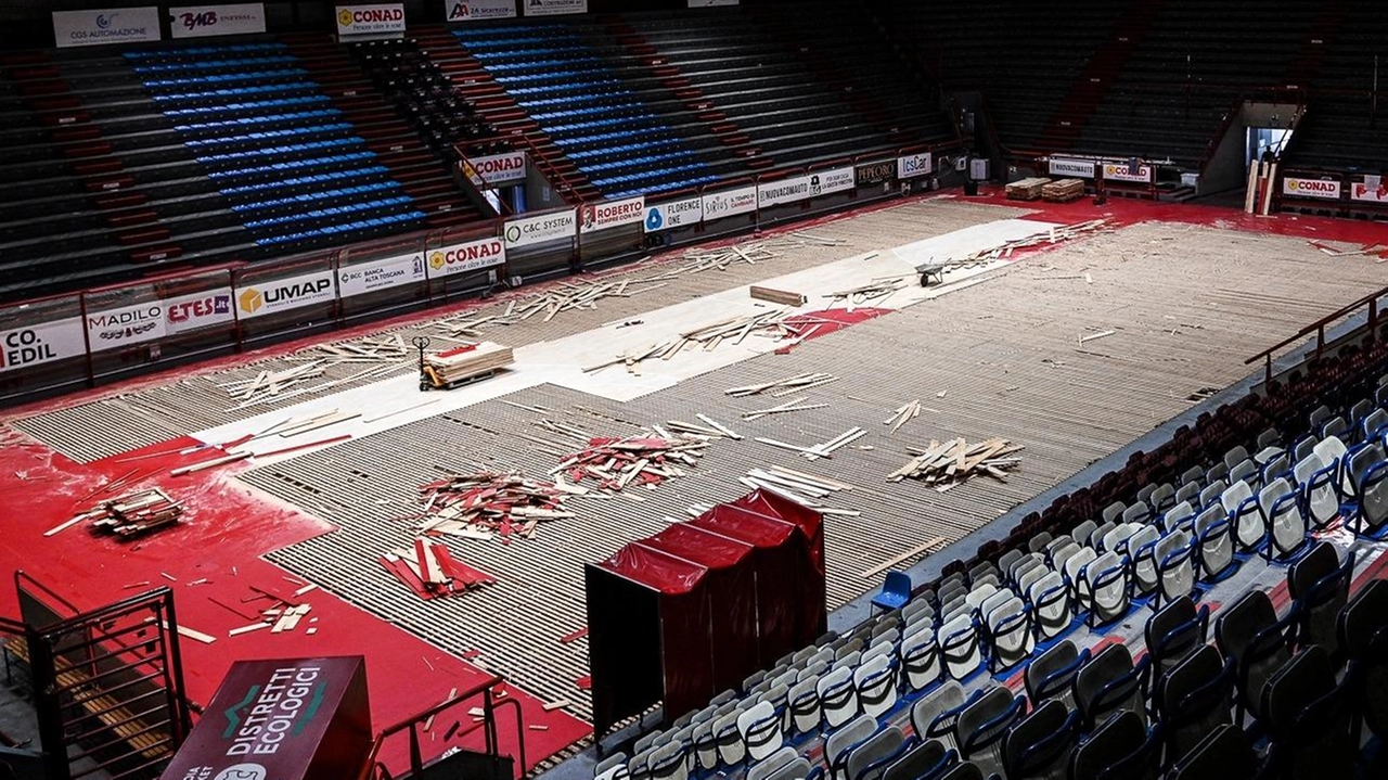 Il parquet del PalaCarrara smontato (Pistoia Basket 2000/Maestripieri) Il parquet del PalaCarrara smontato (Pistoia Basket 2000/Maestripieri)