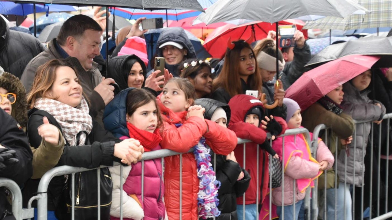 La pioggia non ha annacquato l’entusiasmo e in migliaia si sono ritrovati sotto il pennone di piazza Mazzini. Per cantare con Cristina d’Avena e salutare la Burlamacca: "Da Viareggio un messaggio universale". La pioggia non ha annacquato l’entusiasmo e in migliaia si sono ritrovati sotto il pennone di piazza Mazzini. Per cantare con Cristina d’Avena e salutare la Burlamacca: "Da Viareggio un messaggio universale".