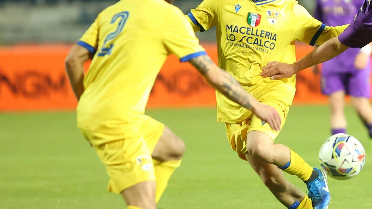 Il Real Isola, guidato da Filippo Martini, sfida il Kickers Narnali per il titolo regionale Uisp dopo la vittoria sull'Arenametato. Il Real Isola, guidato da Filippo Martini, sfida il Kickers Narnali per il titolo regionale Uisp dopo la vittoria sull'Arenametato.