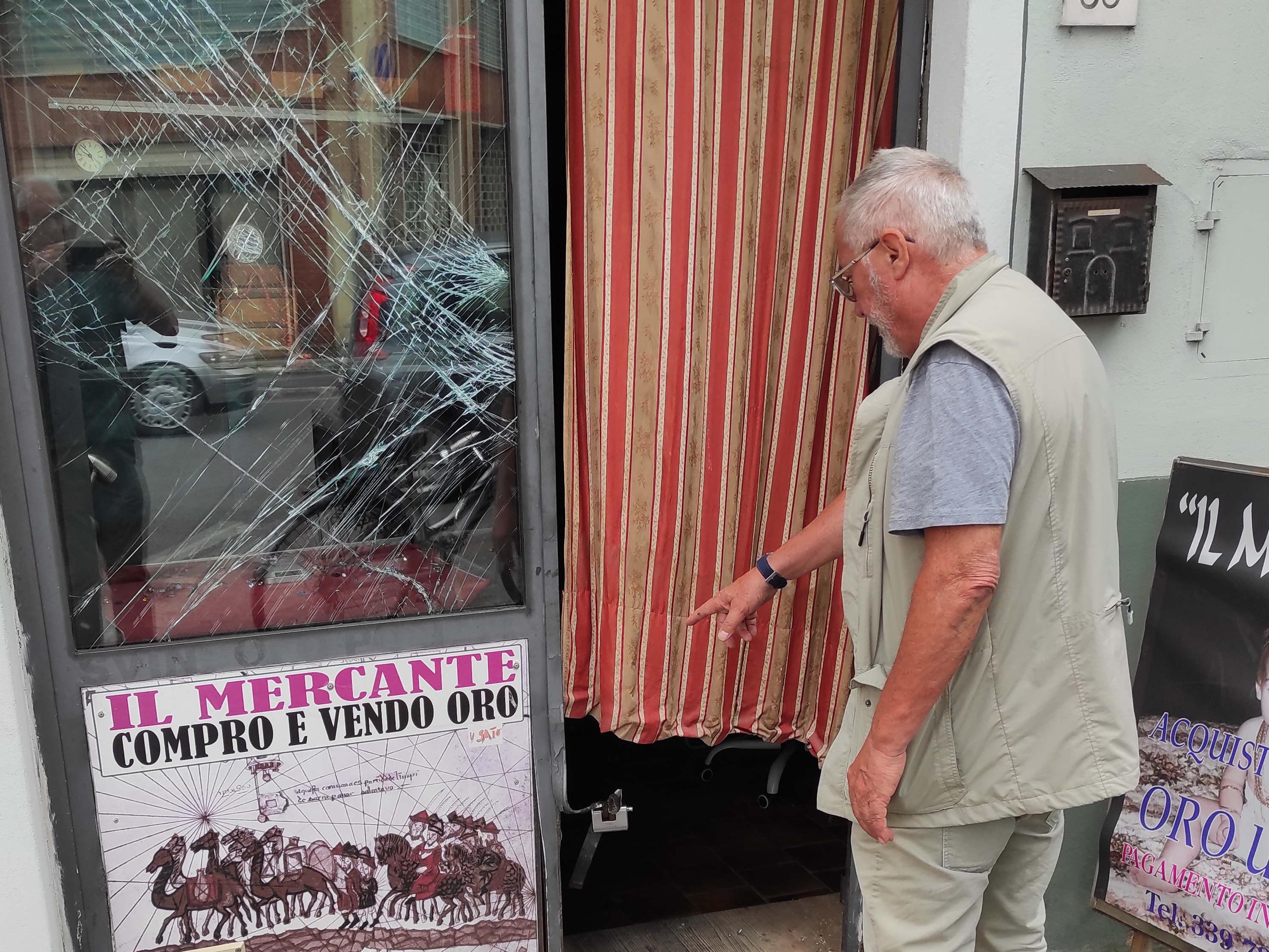 Colpo da urlo al compro oro: 250mila euro, cassaforte sparita Colpo da urlo al compro oro: 250mila euro, cassaforte sparita