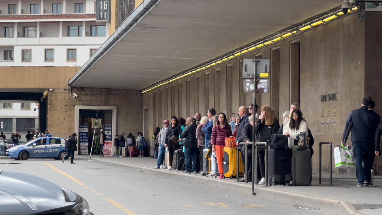 Firenze, Stazione SMN, sciopero taxi 4390. Viaggiatori in coda (Giuseppe Cabras/New Press Photo)