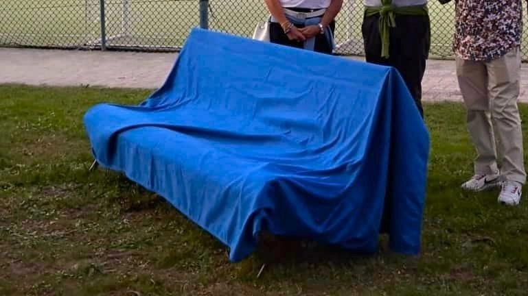 Una nuova panchina e una cena di solidarietà in memoria di Matilde Capecchi al Centro Sportivo Renzo Zelari di Serravalle. Fondi raccolti per acquistare un vibratomo per la ricerca sul cancro. Una nuova panchina e una cena di solidarietà in memoria di Matilde Capecchi al Centro Sportivo Renzo Zelari di Serravalle. Fondi raccolti per acquistare un vibratomo per la ricerca sul cancro.