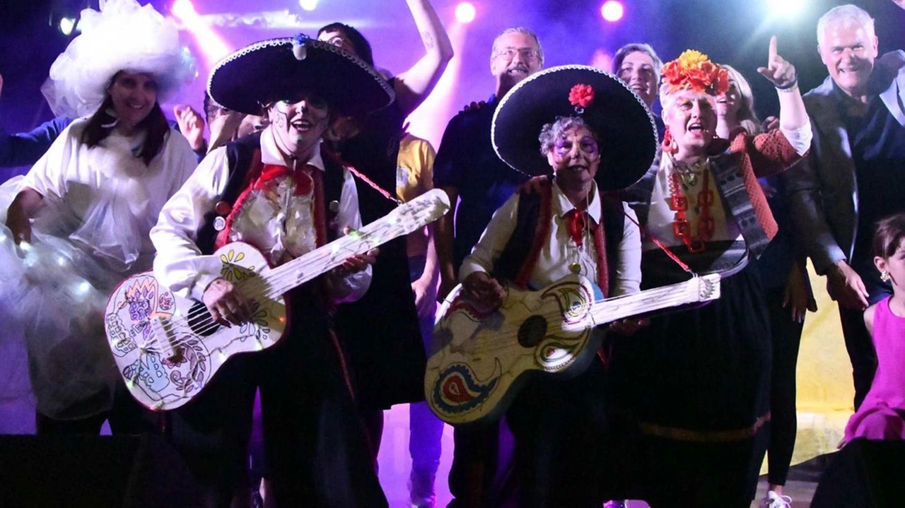 Grande successo per la rassegna organizzata dal comune di Camaiore. Musica e performance dal vivo si sono alternate lungo la Passeggiata. Grande successo per la rassegna organizzata dal comune di Camaiore. Musica e performance dal vivo si sono alternate lungo la Passeggiata.