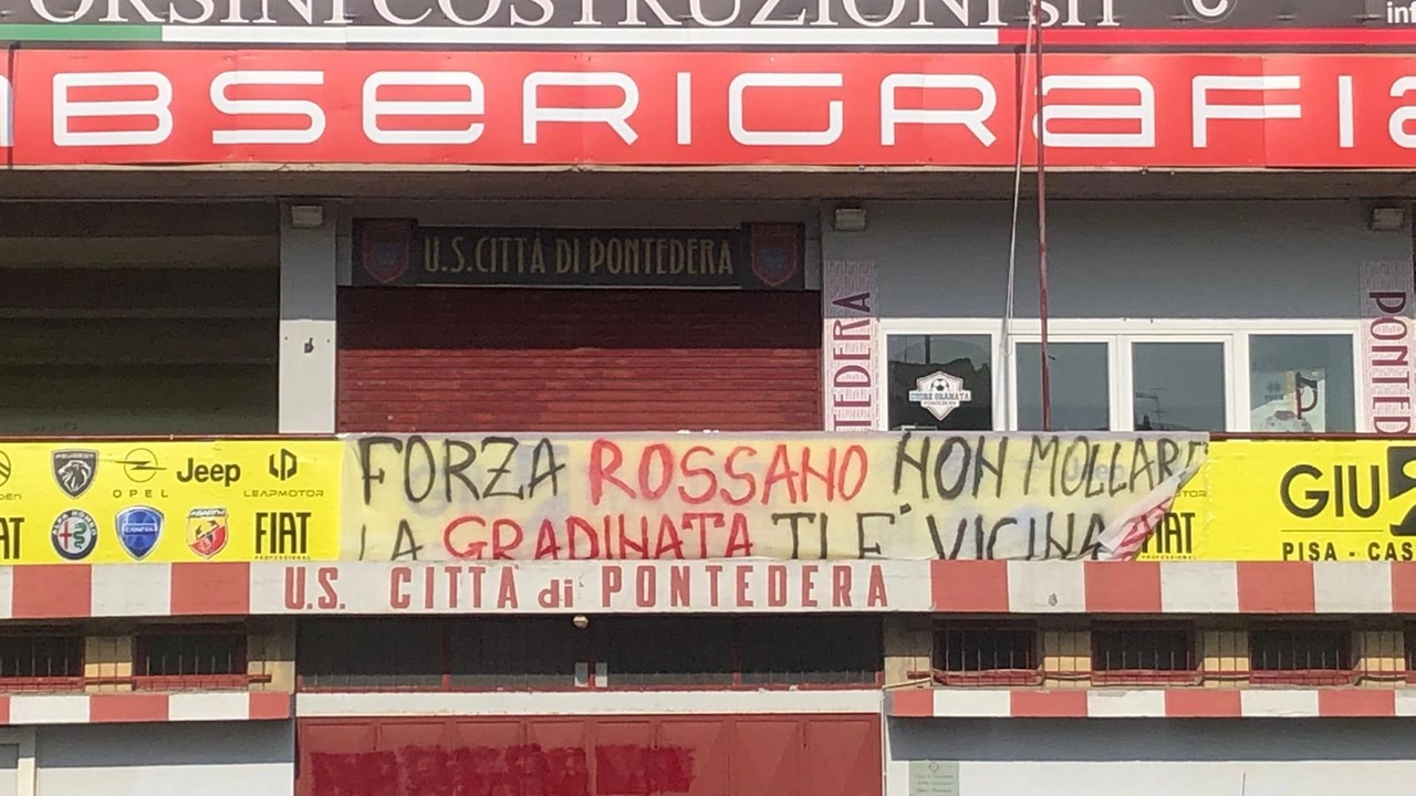 Lo striscione apparso ieri allo stadio Mannucci Lo striscione apparso ieri allo stadio Mannucci