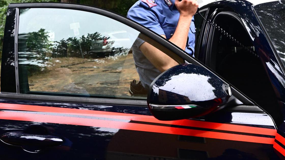 Sospesa nel vuoto a 15 metri. Minaccia di lasciarsi cadere. Salvata dai carabinieri a Bibbiena Sospesa nel vuoto a 15 metri. Minaccia di lasciarsi cadere. Salvata dai carabinieri a Bibbiena