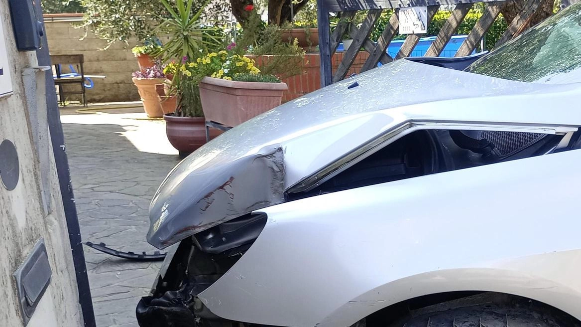 Due auto distrutte nell’incidente, un cancello sfondato e un ferito in ospedale Due auto distrutte nell’incidente, un cancello sfondato e un ferito in ospedale