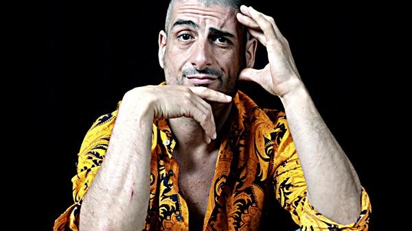 Alessandro Riccio mantiene l’impegno e torna al Teatro di Fiesole con ’La meccanica dell’amore’, uno degli spettacoli più amati dell’attore, autore e regista fiorentino