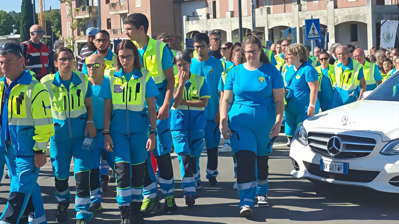 Una folla commossa ha attraversato a piedi la città seguendo i feretri. Negozi chiusi per la cerimonia e listati a lutto. Tutta la comunità in piazza . Una folla commossa ha attraversato a piedi la città seguendo i feretri. Negozi chiusi per la cerimonia e listati a lutto. Tutta la comunità in piazza .