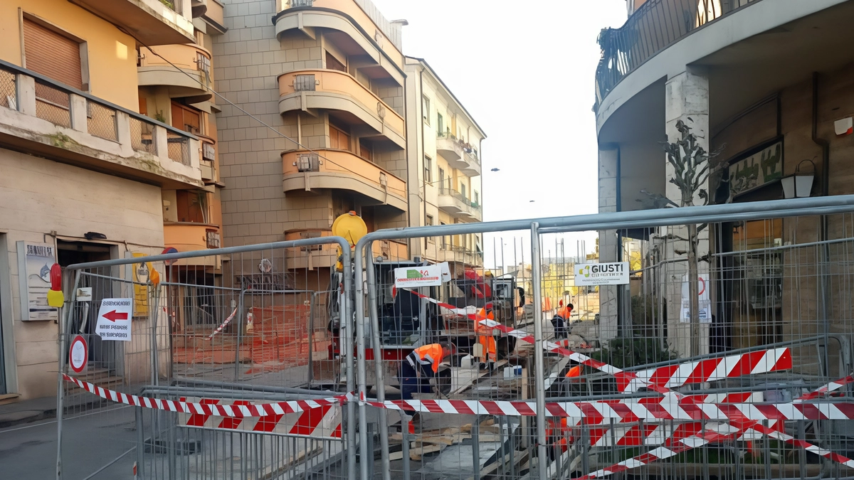 In foto il cantiere dei lavori. in via Pacinotti