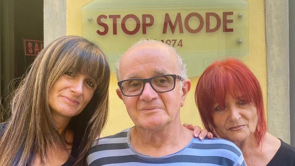Al centro Mauro Casi con la moglie. Vanda Capacci (a destra) e la figlia Simona: stasera festeggiano i primi 50 anni di Stop Mode Al centro Mauro Casi con la moglie. Vanda Capacci (a destra) e la figlia Simona: stasera festeggiano i primi 50 anni di Stop Mode