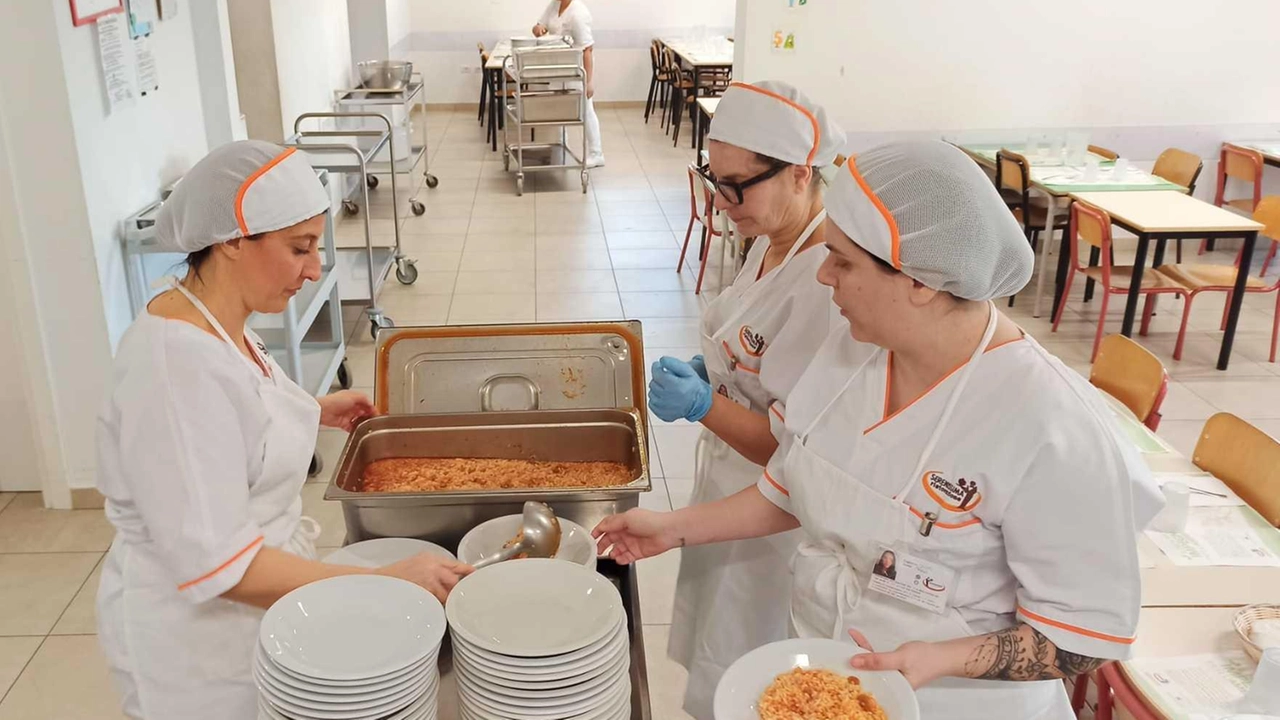 Il Comune ha vinto un bando ministeriale dedicato alla cucina biologica. La misura sino alla fine dell’anno. Viviani: "Le famiglie sono al centro". Il Comune ha vinto un bando ministeriale dedicato alla cucina biologica. La misura sino alla fine dell’anno. Viviani: "Le famiglie sono al centro".