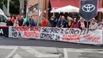 Lo striscione esposto dai lavoratori della Valmet di fronte allo stabilimento Lo striscione esposto dai lavoratori della Valmet di fronte allo stabilimento