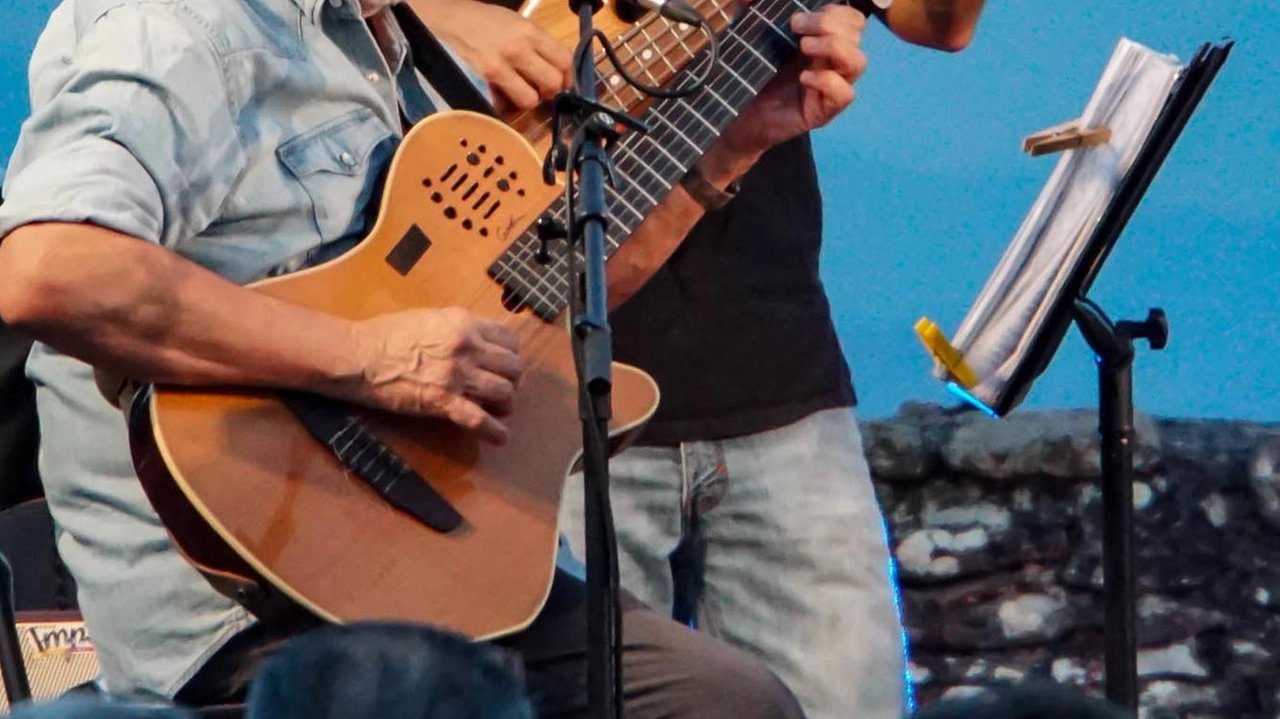 Un momento della speciale serata con la band di Francesco Guccini Prossimo appuntamento con Giulio Wilson e gli Inti-Illimani (Foto Borghesi) Un momento della speciale serata con la band di Francesco Guccini Prossimo appuntamento con Giulio Wilson e gli Inti-Illimani (Foto Borghesi)