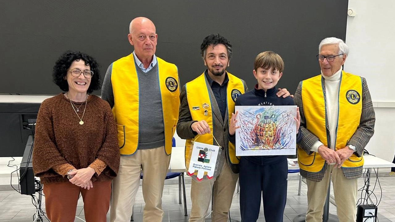 Tommaso Begliomini alunno della classe seconda B della scuola media Bartolomeo Sestini di Agliana con la preside Desideri Tommaso Begliomini alunno della classe seconda B della scuola media Bartolomeo Sestini di Agliana con la preside Desideri