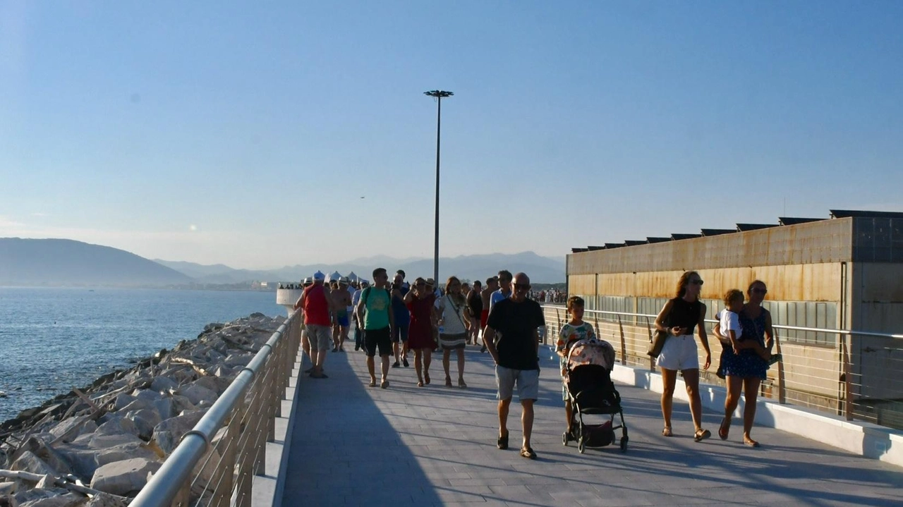 Dopo l’inaugurazione della passeggiata a mare l’ex. sindaco Angelo Zubbani ha rivendicato la paternità dell’opera. progettata durante il suo mandato Dopo l’inaugurazione della passeggiata a mare l’ex. sindaco Angelo Zubbani ha rivendicato la paternità dell’opera. progettata durante il suo mandato