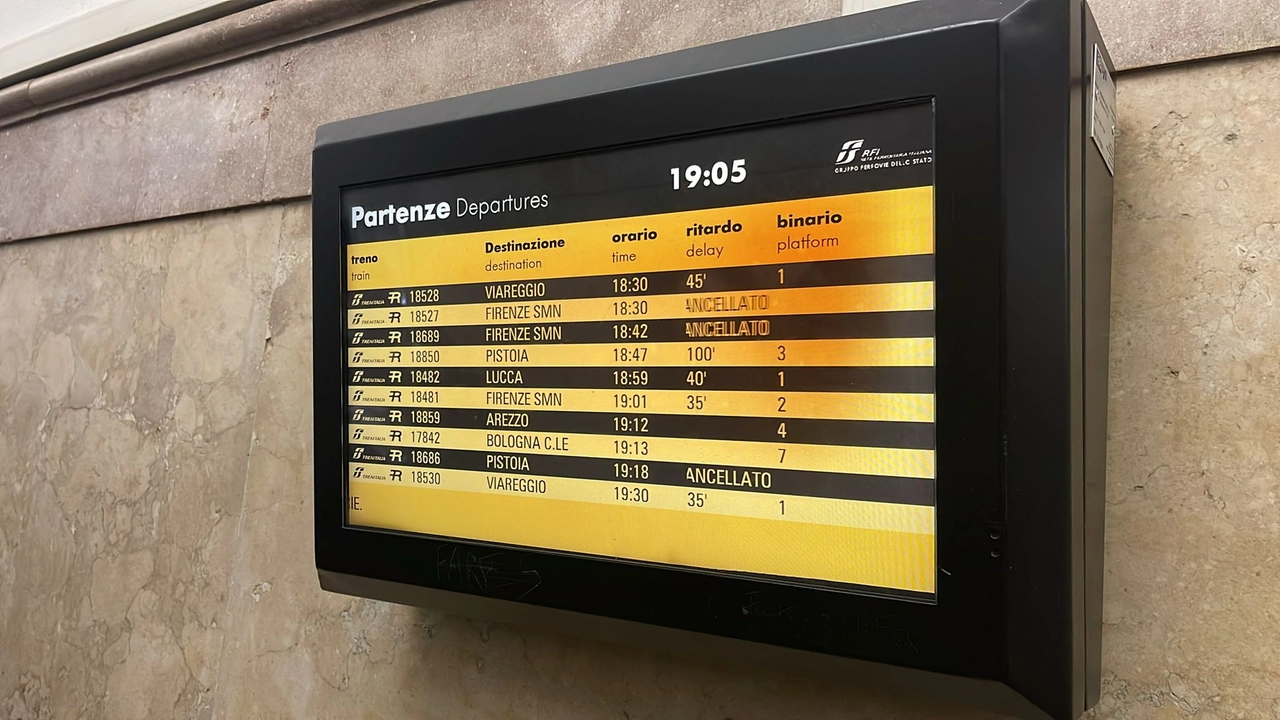 Treni, un'altra giornata campale: pesanti ritardi e cancellazioni. Qui il tabellone elettronico alla stazione di Prato Treni, un'altra giornata campale: pesanti ritardi e cancellazioni. Qui il tabellone elettronico alla stazione di Prato