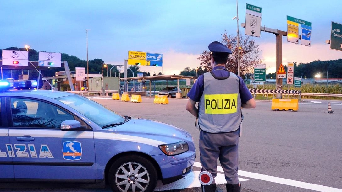 Truffa a coppia anziani ad Arezzo: finti carabinieri rubano rolex e contanti. Fuga in auto sulla A1, ma arrestati a Frosinone dopo inseguimento e colluttazione con la polizia. Truffa a coppia anziani ad Arezzo: finti carabinieri rubano rolex e contanti. Fuga in auto sulla A1, ma arrestati a Frosinone dopo inseguimento e colluttazione con la polizia.