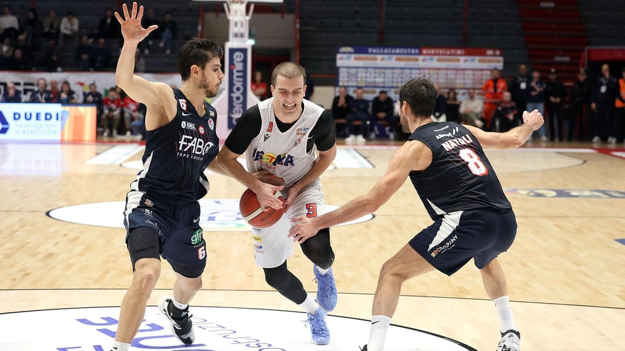 Federico Burini si butta in area braccato da Adrian Chiera e Nicola Natali nel corso del derby di Montecatini giocato al PalaCarrara di Pistoia (Goiorani) Federico Burini si butta in area braccato da Adrian Chiera e Nicola Natali nel corso del derby di Montecatini giocato al PalaCarrara di Pistoia (Goiorani)