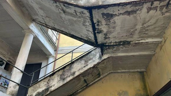 Una delle immagini del degrado in cui versa il cimitero di via Usciana a Castelfranco. Queste sono le scale che portano a uno dei piani superiori Una delle immagini del degrado in cui versa il cimitero di via Usciana a Castelfranco. Queste sono le scale che portano a uno dei piani superiori
