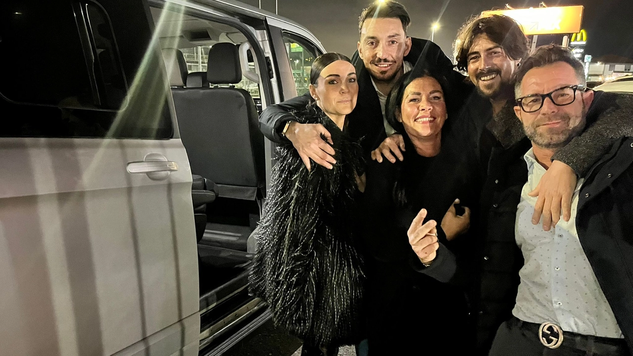 Nicole, Ramona, Marco, Elia e Luca sono un gruppo di amici che usa il bus navetta per divertirsi la notte senza rischiare Nicole, Ramona, Marco, Elia e Luca sono un gruppo di amici che usa il bus navetta per divertirsi la notte senza rischiare
