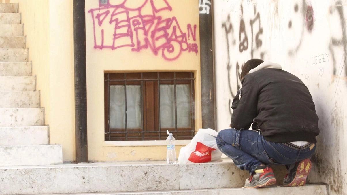 Uno scorcio delle scalette che portano nel vicolo della Palla a corda Scritte, bestemmie e degrado: ai senesi dispiace molto Uno scorcio delle scalette che portano nel vicolo della Palla a corda Scritte, bestemmie e degrado: ai senesi dispiace molto