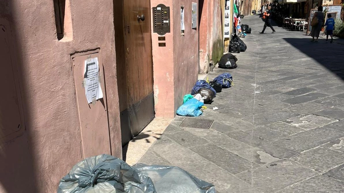 La situazione di ieri in via Camollia si era già ripresentata. C’è anche il problema degli abbandoni fuori orario