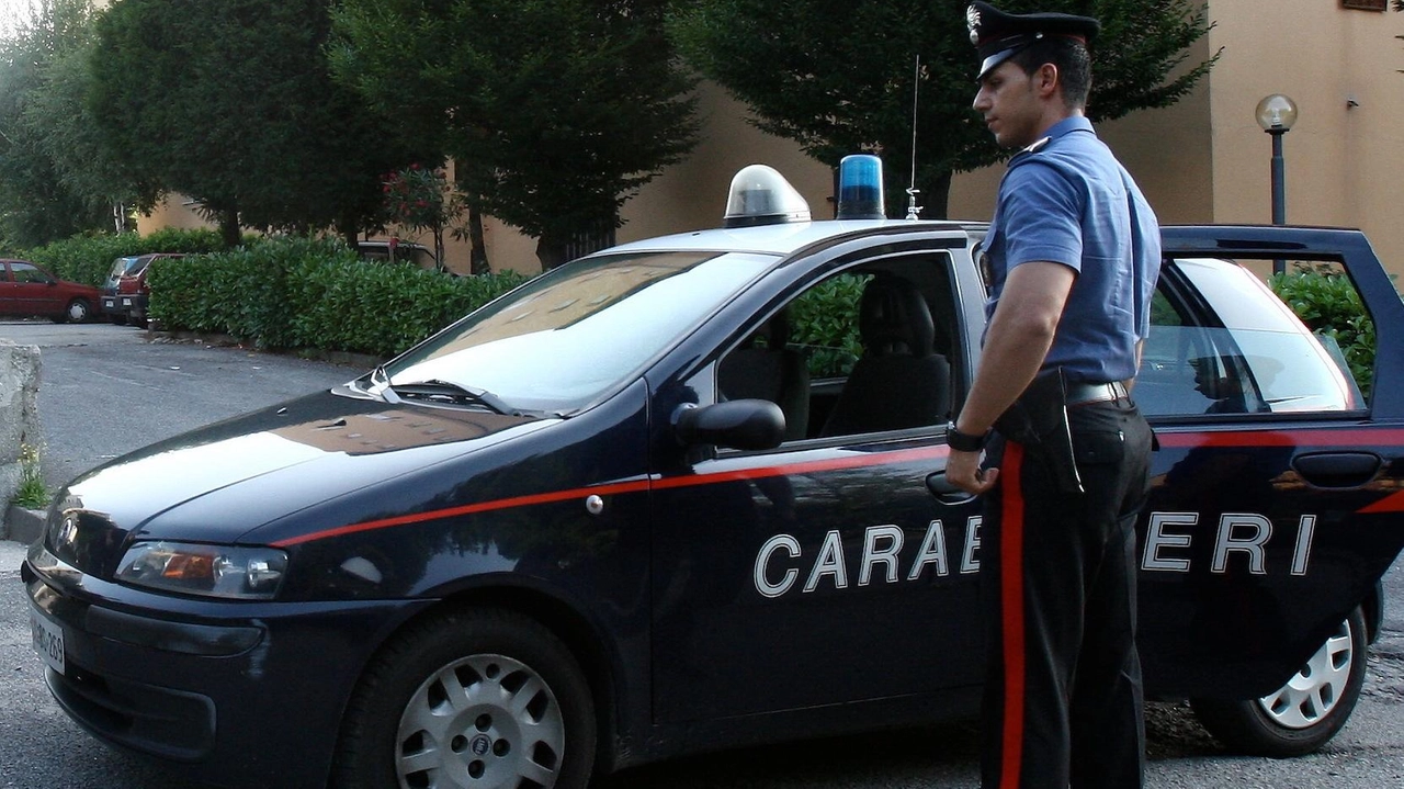 I carabinieri sono arrivati subito sul posto e hanno trovato molti attrezzi lasciati dai malviventi, oggetti che sono stati trattenuti come prova I carabinieri sono arrivati subito sul posto e hanno trovato molti attrezzi lasciati dai malviventi, oggetti che sono stati trattenuti come prova