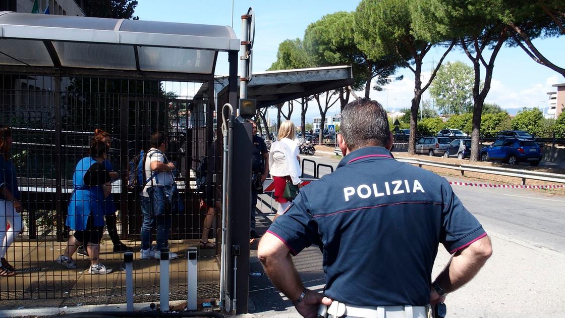 https://www.lanazione.it/image-service/view/acePublic/alias/contentid/ZDM0NzU2YmYtYjA4MS00/0/polizia.jpeg?f=16:9&w=1200&h=630