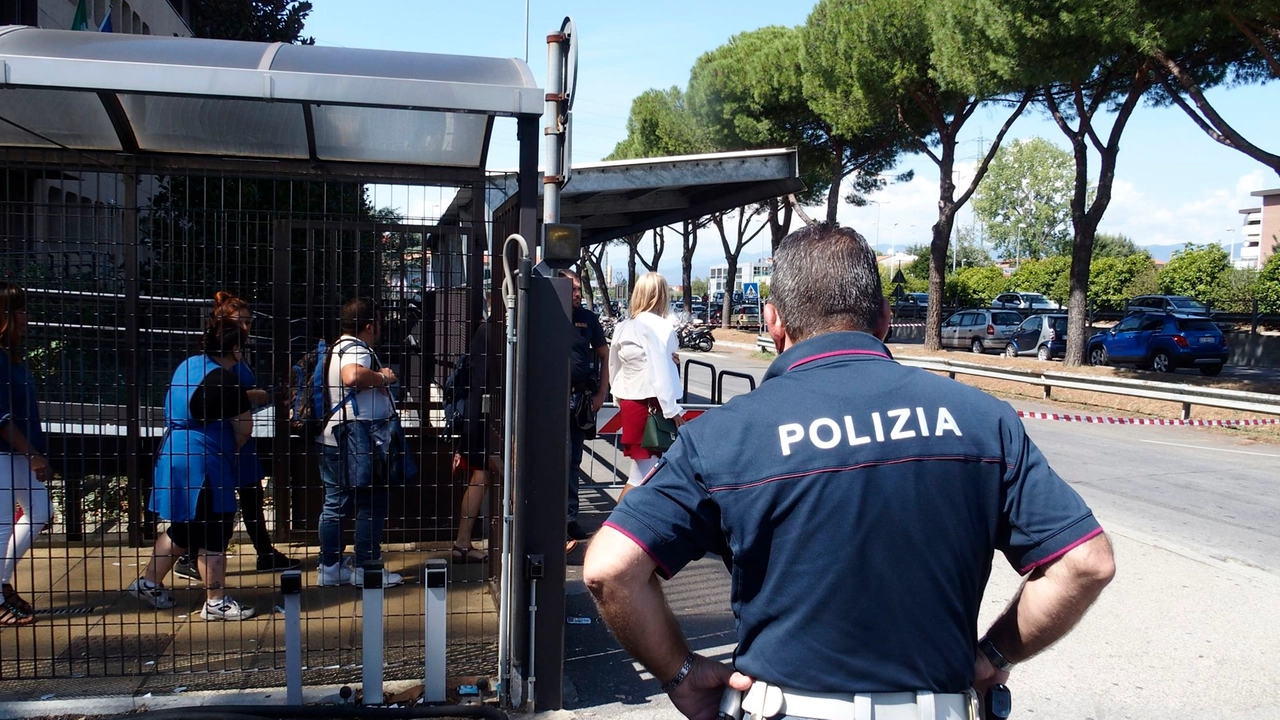 Davanti alla questura di Prato in via Migliore di Cino Davanti alla questura di Prato in via Migliore di Cino