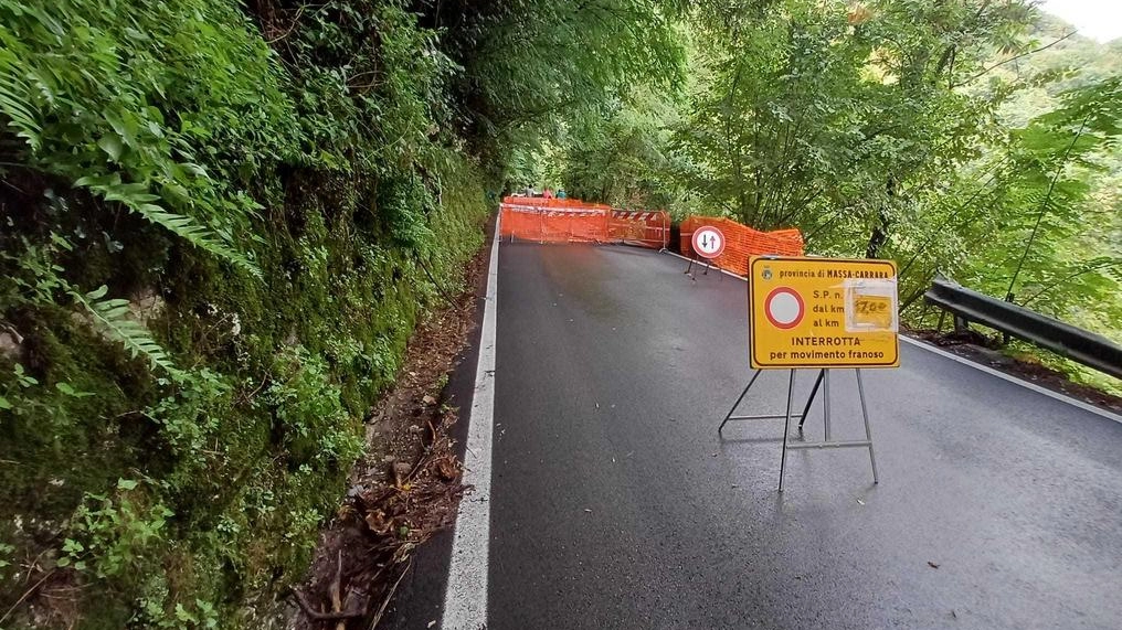 La frana al monte che con le scorse poiogge ha isolato i due paesi La frana al monte che con le scorse poiogge ha isolato i due paesi